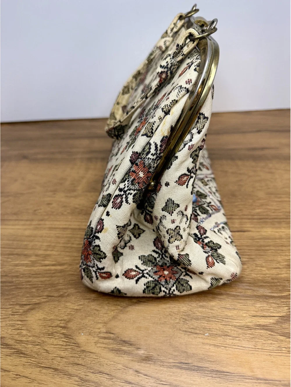 Vintage Floral Tapestry Frame Handbag – Red Velvet & Rhinestone Accents
